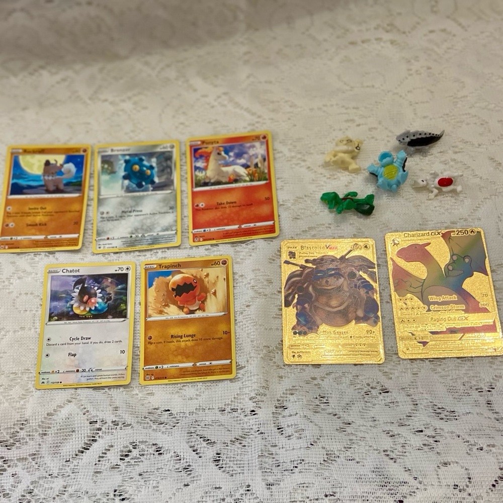 Lot EE- 12pc Lot : 2 Gold Fan Arts Cards, 5 Pokemon Cards and 5 Pokémon F…
